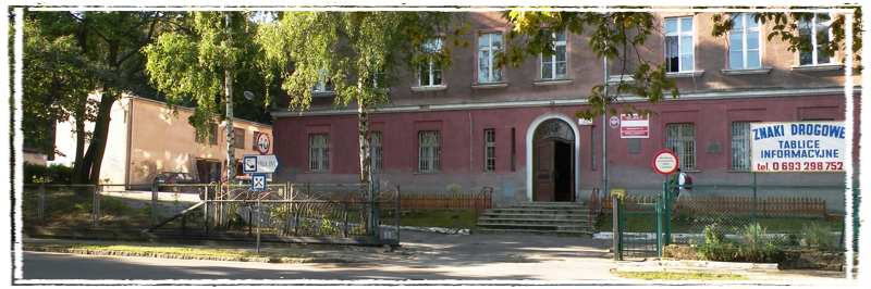 Gmach ZSS Nr 1 w Gdańsku. Pracownia mieści się na pierwszym piętrze w dobudówce,
z lewej strony głównego gmachu szkoły.